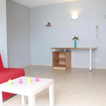 2 Pieces Avec Balcon, Parking Et Piscine, - Fr-1-246-11 *