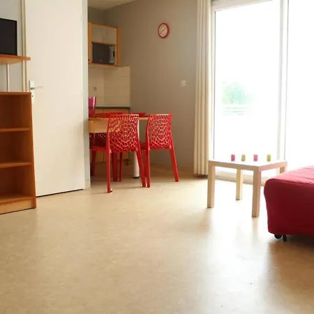 2 Pieces Avec Balcon, Parking Et Piscine, - Fr-1-246-11 דירה *